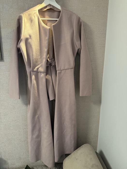 Палто в цвят пепел от рози.