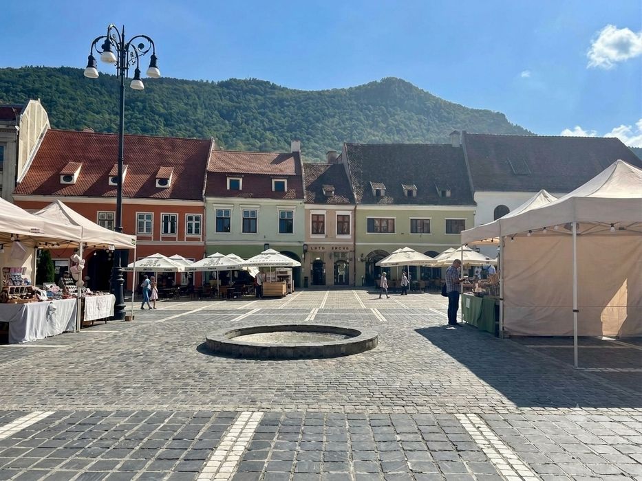 Proprietate în Inima Brașovului (Piața Sfatului): Apartament, Garsonieră și Pod