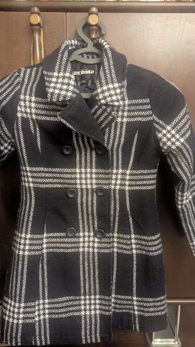 Продам прекрасное Деми пальто на девочку