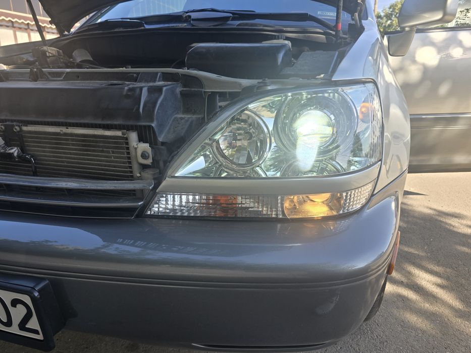 Продам ФАРЫ на Lexus Rx300