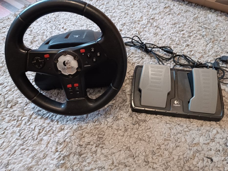 Volan Racing wheel  pedale și schimbător Logitech  pt PC laptop