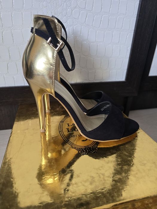 Продам босоножки на каблуке