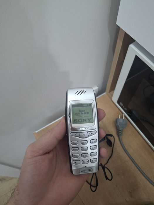 Телефон Sony J70