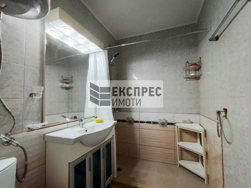 Многостаен Апартамент, в района на Окръжна Болница