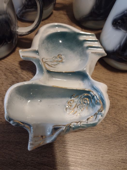 Комплект от порцеланови чаши и пепелник за топли напитки или за украса