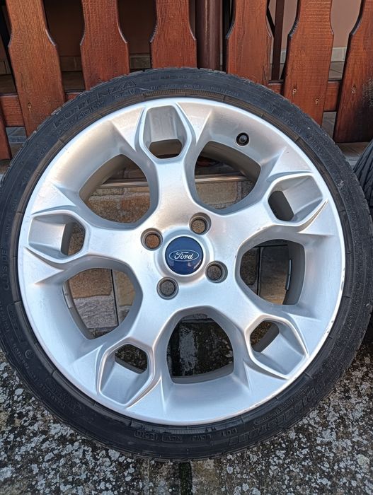 De vânzare jante de aluminiu pe 205/45/17  cu cauciucuri vara/iarna și cauciucuri 205/40/17.