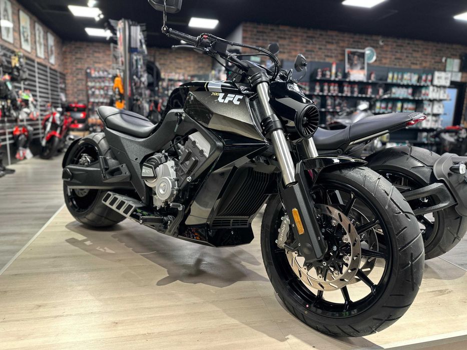 Motocicleta Benda LFC 700 (676cc, 80cp, 4T-4 in linie, roata  310mm)