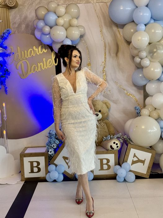 Rochia alba cu pene naturale si spate gol