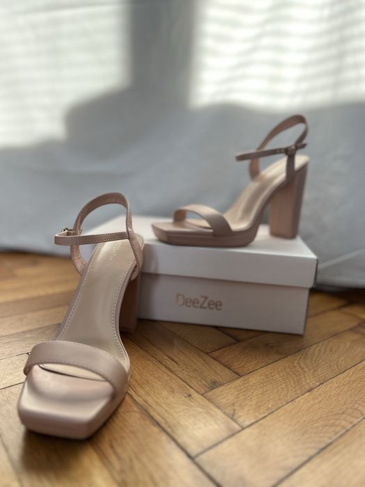 Елегантни сандали DeeZee на висок ток – телесен цвят