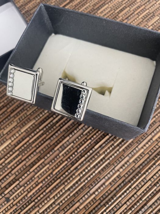 Butoni Corinne Bijouux, Men, noi