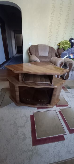 Тумбочка под телевизор, отличное состояние.