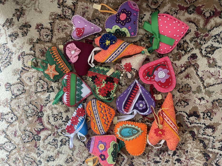 Қолдан тігілген ине жастықшалары сатылады