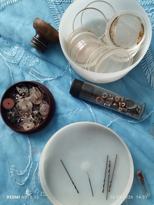 Запчасти для наручных часов.