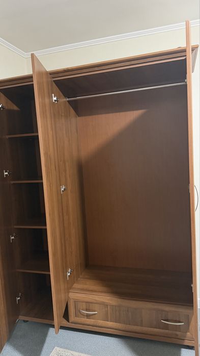 Трехдверный шкаф для одежды