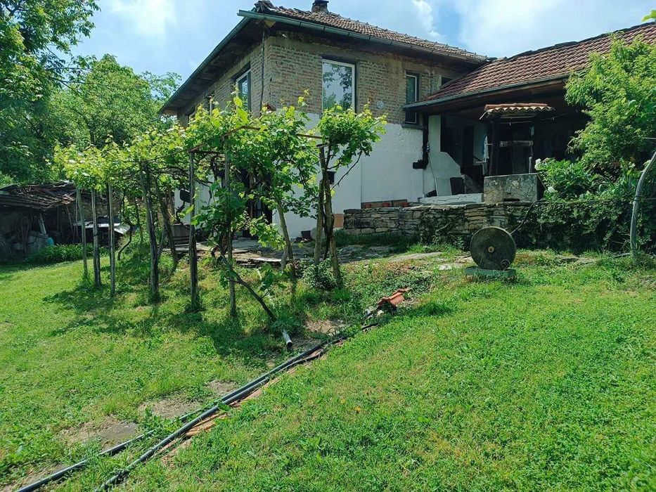 Двуетажна къща в село Гоздейка