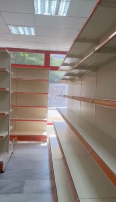 Търговско обурудване : Витрини за бижута, Бюстове, Стелажи за бельо, Куки Рамена Рафтове за стенни стелажи, Щанд маси