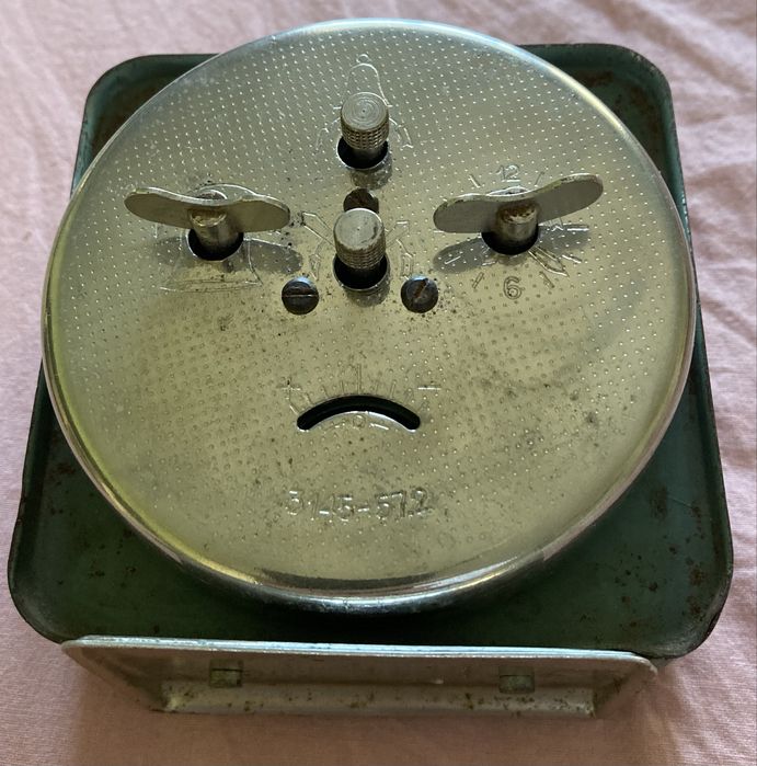 Часовник Будилник Б84 ретро, съветски, оригинал, работещ отлично