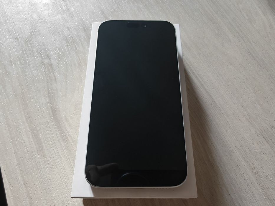 Продавам като нов iPhone 17 pro max silver 256gb.