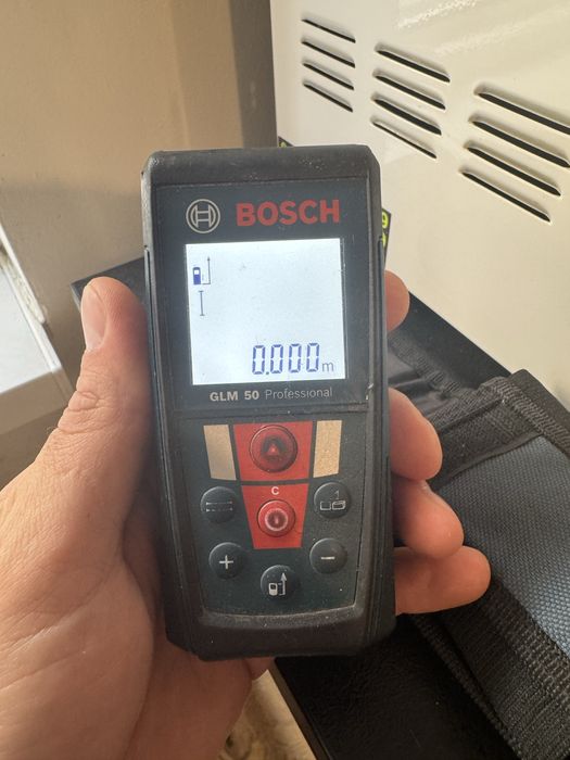 Vând telemetru laser Bosch GLM 50 Professional, ideal pentru măsurători rapide și precise în construcții, amenajări sau uz casnic.