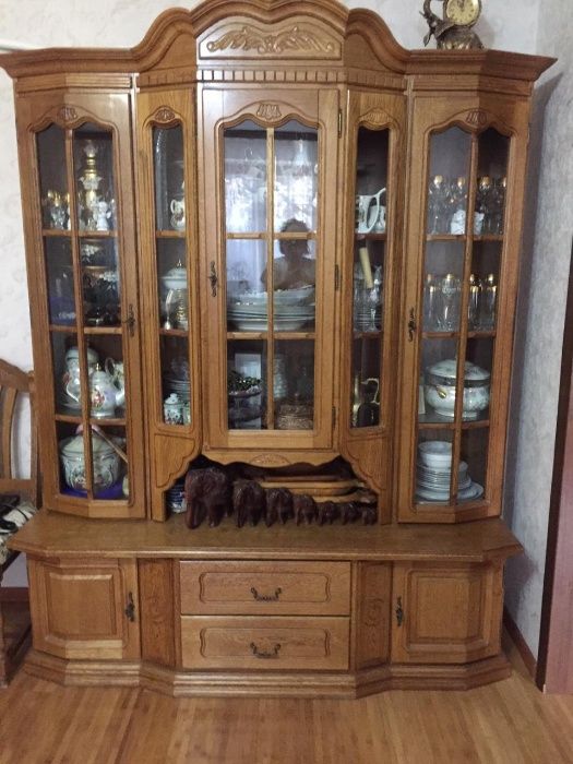 Продам комплект мебели:стенка, стол и стулья