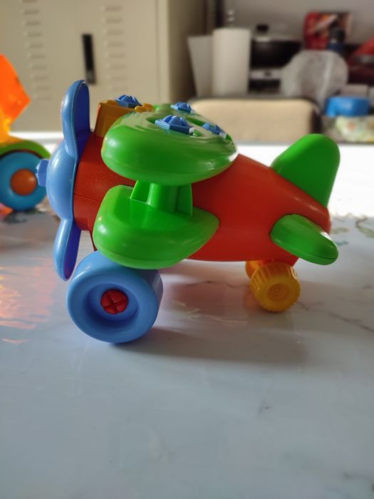 Игрушки бетономешалка и самолёт