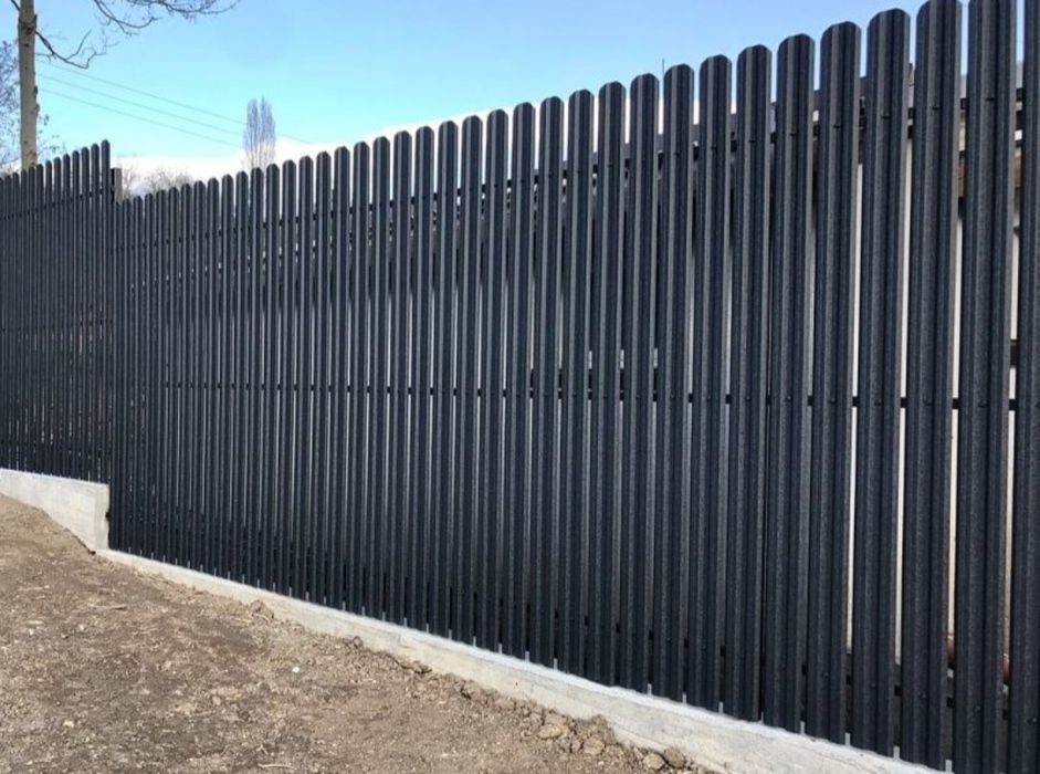 Facem garduri din șipcă metalică sau din plasă bordurată