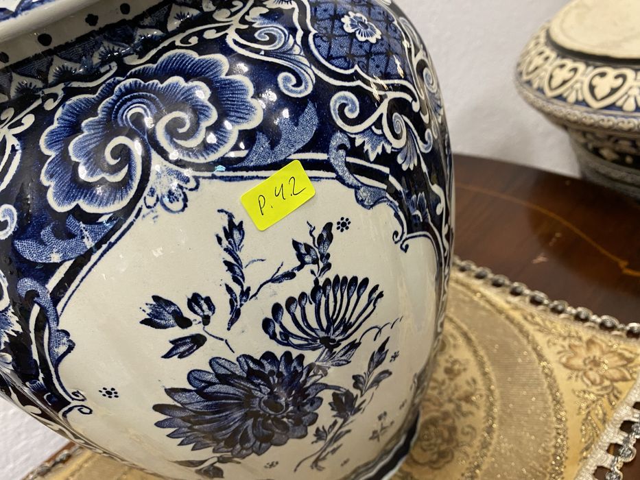 Холандска ваза с капак на делфт