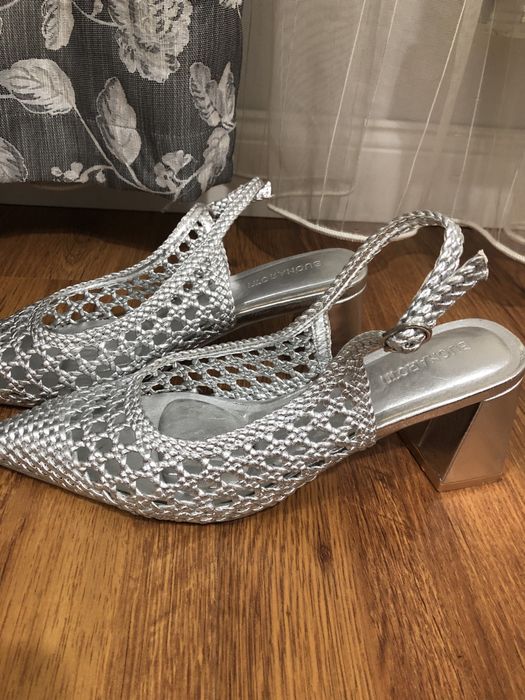 Сребристи обувки с ток