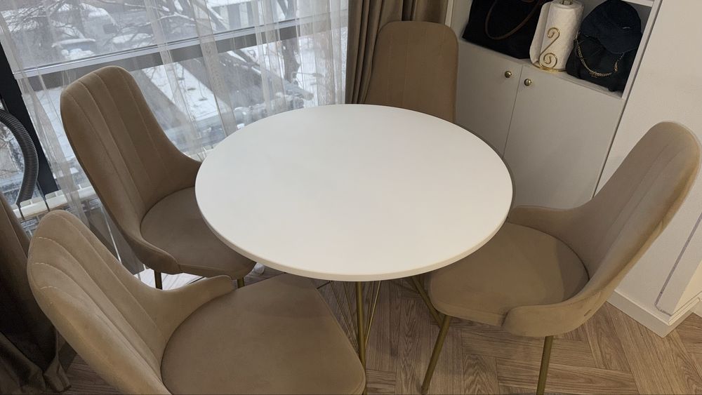 Кухонные стол и стулья