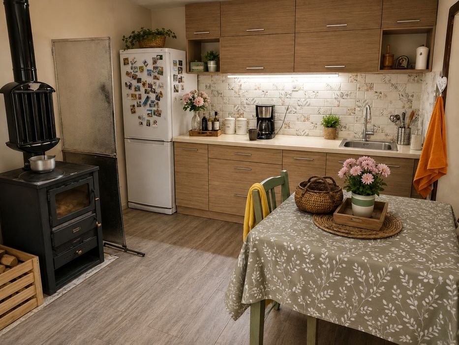 Къща 250 кв.м + кирпичена къща 200 кв.м, общ двор 2500 кв.м