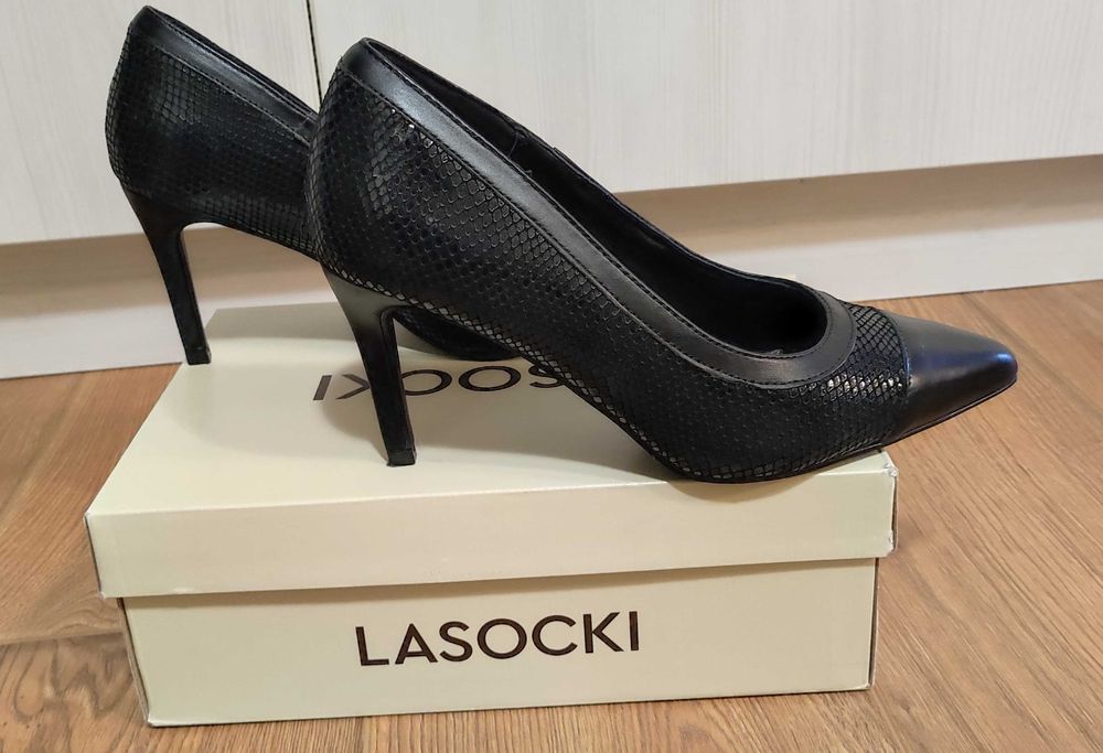 Обувки от естествена кожа.