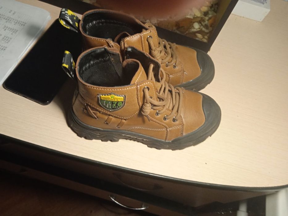 Продам осенние ботиночки для мальчика