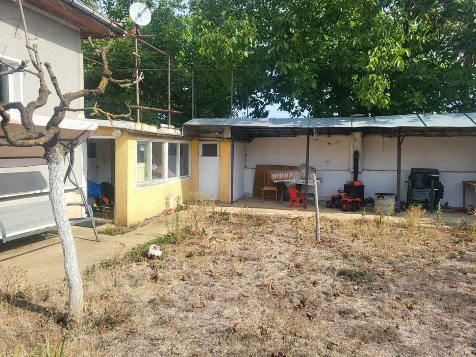 Ъглов парцел с къща в село Орешак, област Варна