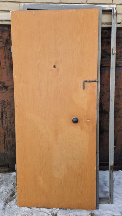 Продам входную дверь