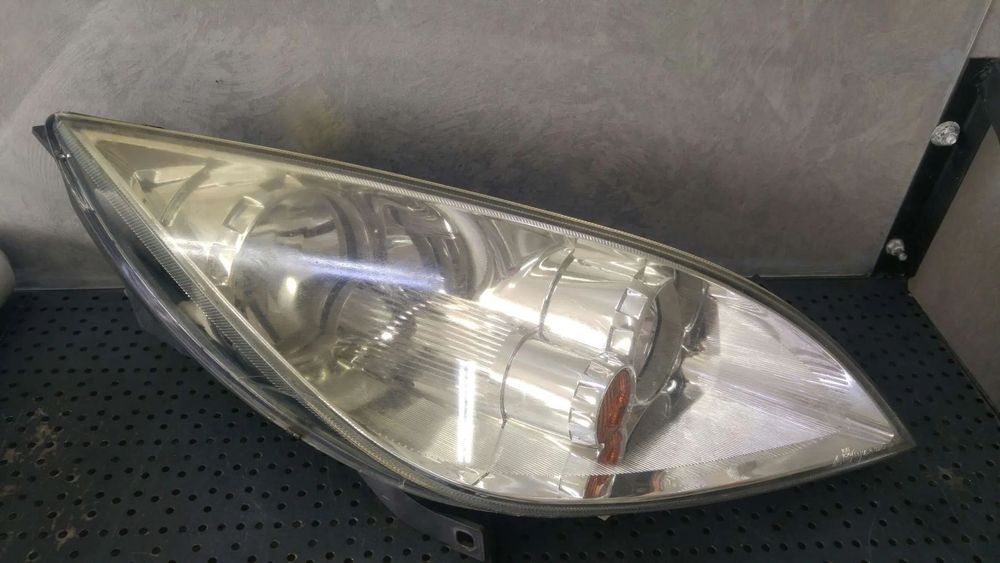 Far dreapta mitsubishi colt 6 z3 a z2 a mr957354 0301208202