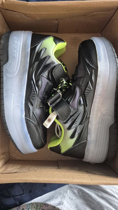 Светещи маратонки на колела