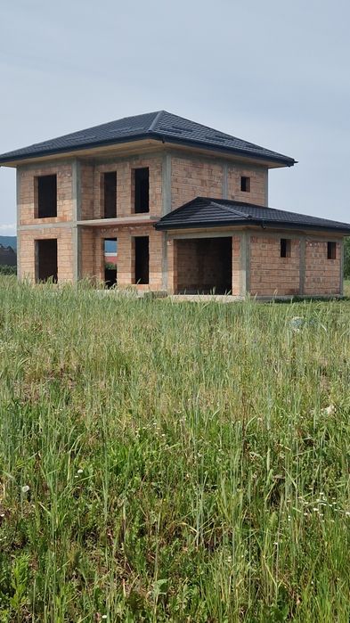 Casa la rosu în Marginea
