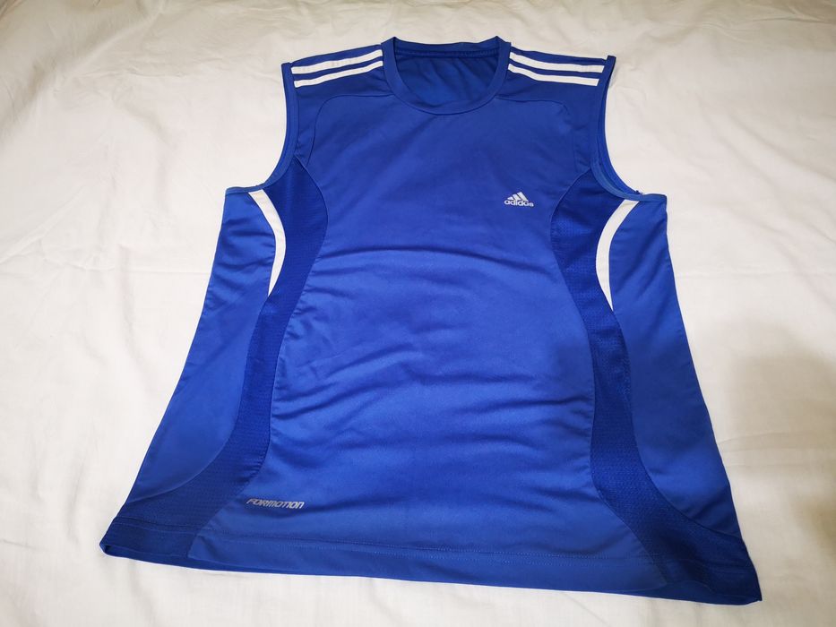 Продаются мужские футболки.