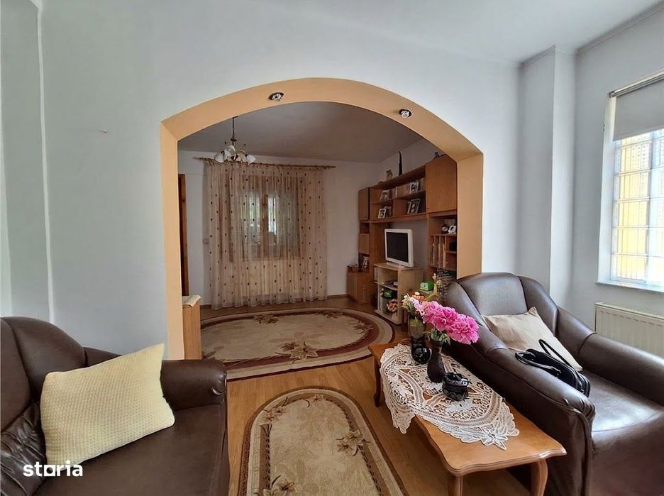 Casă cu 6 camere, curte și mansardă Bacău