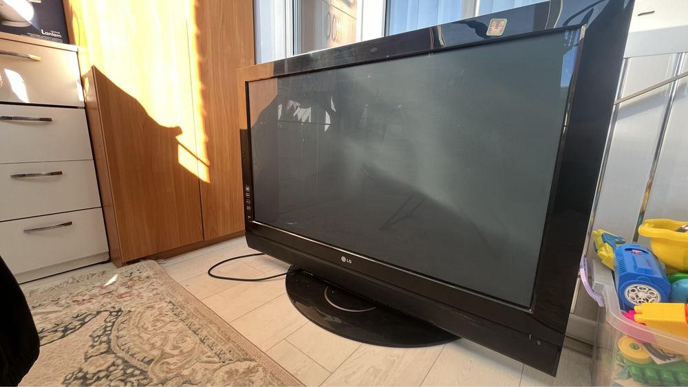 Телевизор LG в хорошем сост