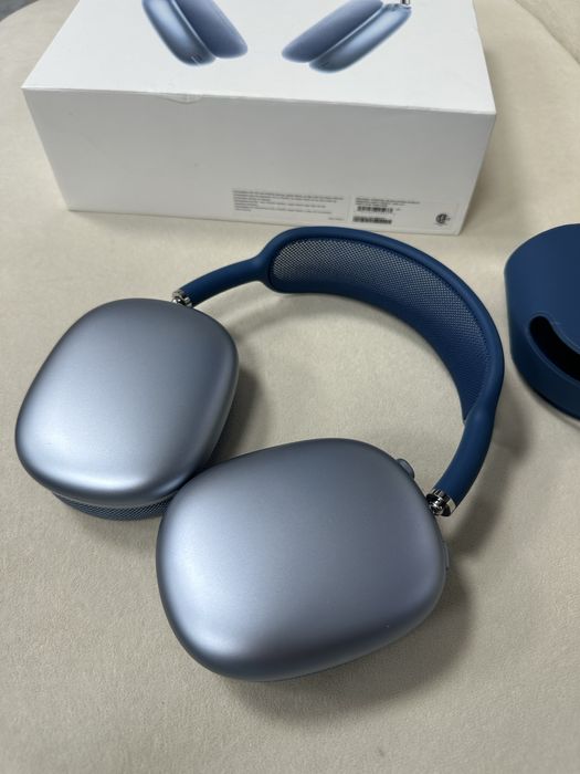 AirPods Max в голубом цвете
