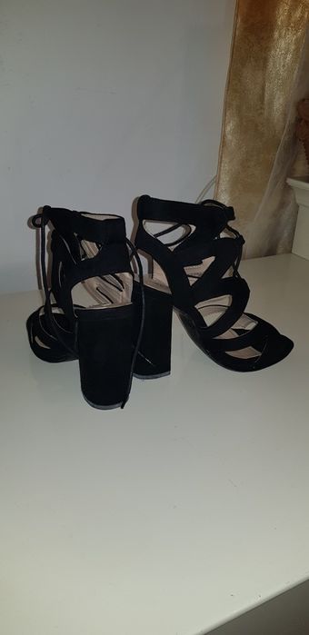 Sandale negre cu toc, de vanzare