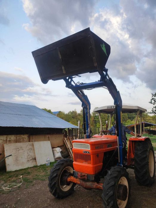 Incarcator frontal pentru tractor VARRO II