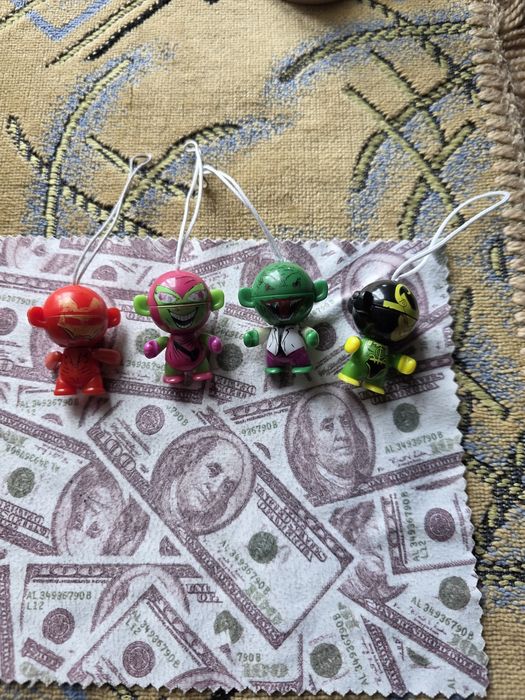 Продам брелки  разные