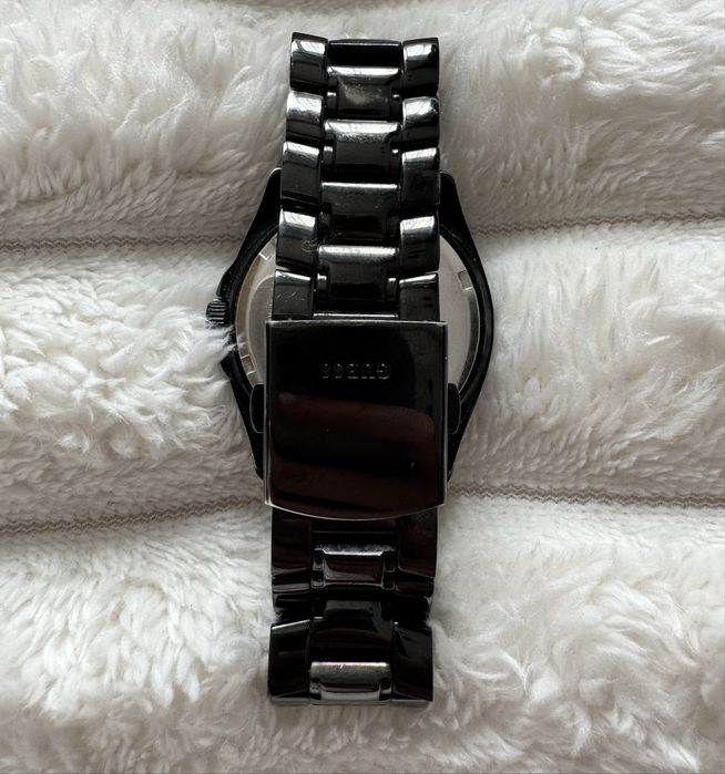 Гривна SWAROVSKI, обеци INVOKE, часовник GUESS