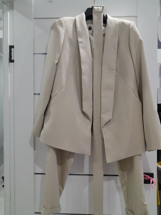 Черные пиджаки и костюм