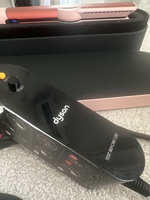 Dyson Airstrait.