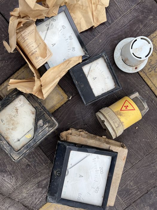 Проходной изолятор /манометры/ амперметры