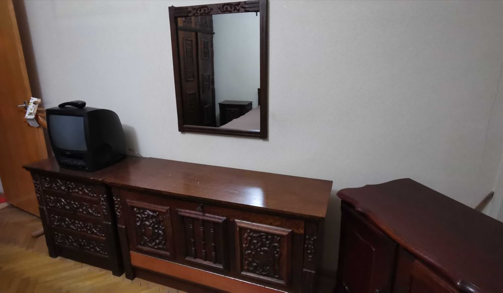 Set mobilier de dormitor din lemn masiv