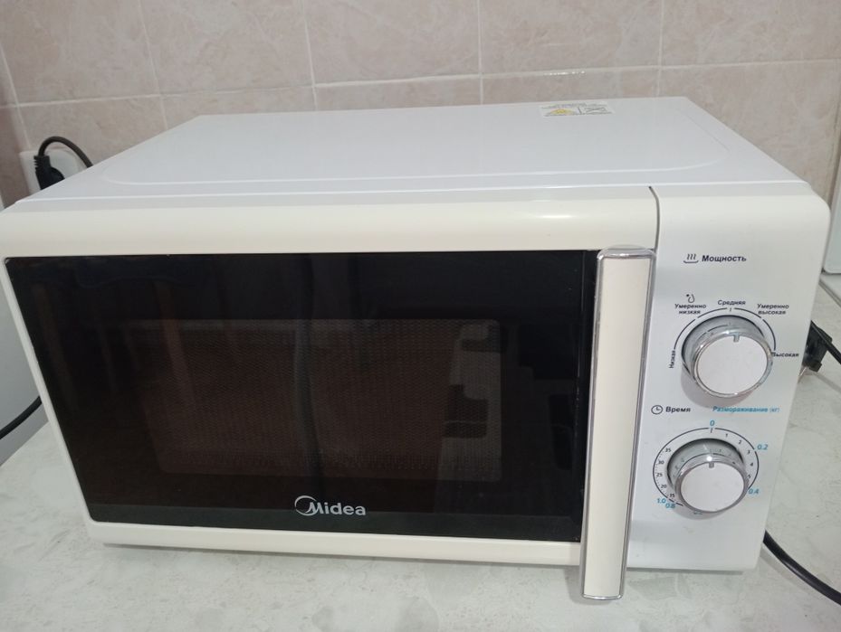 Микроволновые печь Midea MM720CPO-S